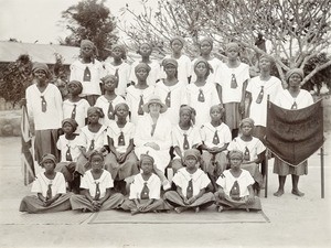 Miss Brazier with her guides, Nigeria, ca. 1930