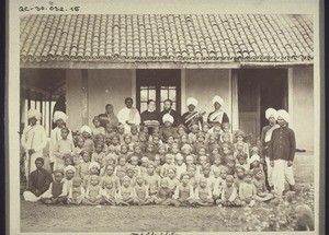 Neues Missionshaus in Hubli (Indien) mit den Schülern der Knabenanstalt