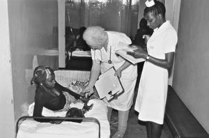 Klinikken i Izimbya, Tanzania, 1986. DMS-missionær Ellen Margrethe Christensen på stuegang. (Udsendt af DMS til Tanganyika (Tanzania), 1951-87)