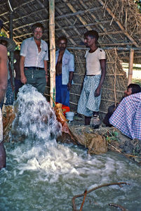 Bangladesh. Arthur Knudsen var udsendt af DSM og Folkekirkens Nødhjælp til Pumpeprojektet i Chapai Nawabganj, 1983-84. Her ses en pumpe fra Chapai ude i en landsby