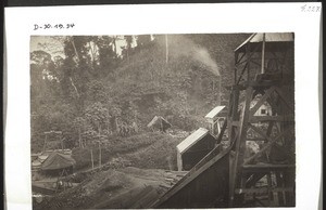 Goldbergwerk in Oboase (Beste Miene). Werkhütte, Hammermühle, Rutsche, Dampfmaschine, Turm