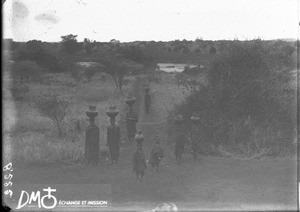 Group of African women carrying pots on their head, Makulane, Mozambique, ca. 1896-1911