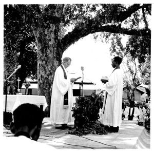 Nordindien, Mornai, Assam, 20. april 1958. Pastor Munshi M. Tudu indsættes til sit embede som leder af NELC. Indsættelsen foretages af hans forgænger, den amerikanske missionær, pastor Ole Silas Bjerkestrand, i overværelse af 3000 kristne