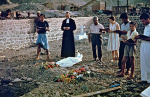 Begravelse i Crater, Aden. Fra venstre Mohammad Hussain al Beihani (senere ordineret), præsten fra sømandskirken, Dr. Affara, Martha Holst