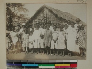 Congregation gathered in Bekimpay, Morombe, Madagascar, 1927