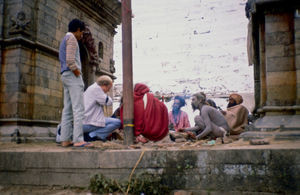 Generalsekretær Jørgen Nørgaard Pedersen i samtale med hellige mænd (Sadhus) i Kathmandu, Nepal, marts 1988