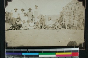 Portrait of Ndhlovu Zulu together with his family, Eotimati, South Africa, (s.d.)