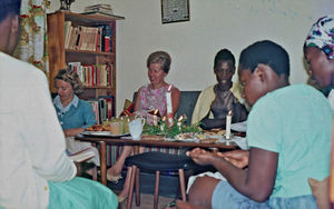 Lærer Anna Marie Wemmelund-Nielsen (i midten). Udsendt af DMS til Tanzania, 1967-2005. Arbejdsområder: Undervisning i Bukoba, 1968-69, Leder af Ntoma Husholdningsskole, 1969-74. Sognemedhjælper i Bukoba, 1975-76. Kristendoms undervisning i Bukoba Gymnasium, 1976-87. Leder af Bukoba Kirkecenter, 1988-2005