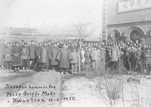 Kvinder kommer fra Miss Greggs Møde i Kwantien den 10.2.1925