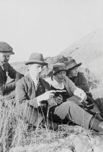 Missionærerne Kai Petersen, frk. Johanne Petersen og frk. Astrid Novrup synger 1924