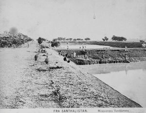 Fra Santalistan/Santal Parganas, Nordindien. Missionens vanddamme, set fra Ebenezer kirketårn. Vanddammene i Benagaria - gravet af santalerne under hungersnøden i 1874. Hans Peter Børresen ledede arbejdet og betalte arbejderne. (Foto 1892)