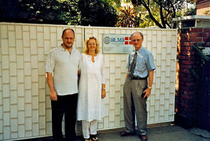 Laila Bloch & Tage Holmann Sørensen, landechef og ass. sekretær for DSM projekter i Bangladesh, med generalsekretær, Jørgen Nørgaard Pedersen (th), 1998