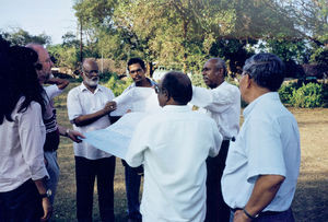 Pastor Gideon Devanesan præsenterer planer for kirkebyggeri i Panruti, Sydindien, marts 2002