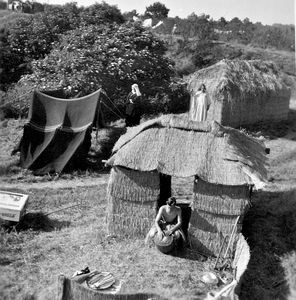 KFUM spejdernes Korpslejr på Bornholm, 1955. Et kig ud over nogle af husene. Foran: Det indiske hus. Bagved: "60 kroners kirken" og beduinteltet. (Anvendt i: Dansk Missionsblad nr 16/1955)