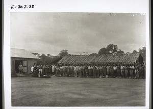 Soldaten b. Empfang des Essens