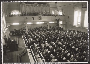 Gottesdienst vom 26. Juni 1932 in Herrenhut. Der Bischof von Salisbury predigt. A.K. neben ihm übersetzt