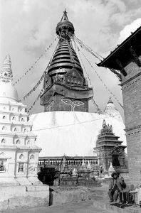 Kathmandu, Nepal 1988. Swayambhunath Gompa, et tempel/ helligsted for tibetansk buddhisme