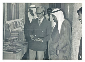 Bogmesse i Bahrain. Bahrain's store poet Ibrahim Arrayyed (til venstre) ledsager Jørgen Nørgaard Pedersern, Direktør og Litteratur-koordinator, og Sheikh Abdulla Bin Khalid Al Khalifa, minister for kommuner og landbrug, der åbnede den seneste bogmesse arrangeret af Public Bookshop , Bahrain. 1972