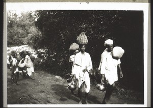 Dharmastalla: Pilgrims arriving