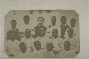 Akropong. - Katechistenschüler (2.te Kl.) mit Chr. Zimmermann, Alema u. J. Ostertag