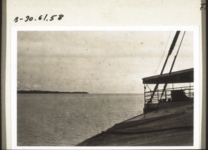 Auf der Reise nach Kota-Waringin 1939, man muss dazu über's Meer fahren. Ueber der weiten Wasserfläche sieht man den schmalen Streifen Land