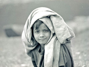 Barn i Nepal, 1986. Det er vigtigt at holde hovedet varmt