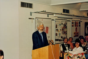 Frederikshavn Genbrug. Formand for Dansk Santalmission, pastor Thorkild Schousboe Laursen holder tale, oktober 1997