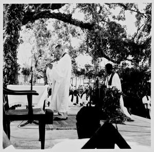 Nordindien, Mornai, Assam, 20. april 1958. Pastor Munshi M. Tudu indsættes til sit embede som leder af NELC. Indsættelsen foretages af hans forgænger, den amerikanske missionær, pastor Ole Silas Bjerkestrand, i overværelse af 3000 kristne