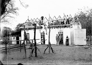 Dormitory under construction, Ricatla, Mozambique, ca. 1896-1911