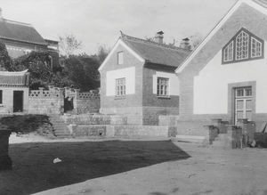 Siuyen hospital. 1931. Det midterste hus er skole og laboratorium opført privat i 1930