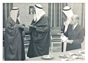 Bogmesse i Bahrain. Socialminister Abdulla Bin Khalid Al Khalifa til Bogudstilling. Family Book Group i Bahrain. 1972