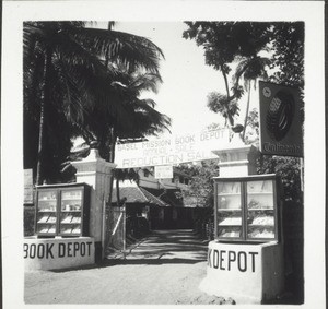 Altes Bookshop-Areal, Dezember 1937. Unmittelbar vor dem Eingang