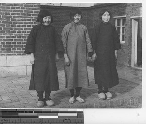 Three young girls at Fushun , China, 1935