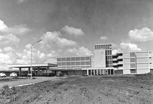 Det nye Kilimanjaro Hospital, (Kilimanjaro Christian Medical Centre – KCMC) i Moshi, Tanzania. Indviet den 6. marts 1971. (Hospitalet er opkaldt efter Mount Kilimanjaro, Afrikas højeste bjerg)