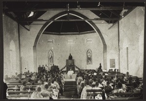 Missionar Andreas Bauer auf der Kanzel der Eben-Ezer-Kirche (heute Ramseyer Memorial Church in Kumase) eingweiht 1908 (17. Mai). (Missionar Bauer starb 1909 in Nsuta). Links oben, neben dem Harmonium: Missionar Ramseyer