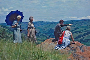 Tanganyika (fra 1964 Tanzania). Tysk missionærfamilie på gennemrejse med besøg hos Gertrud og Finn Allan Petersen (senere Ellerbek) i Lukajange, Karagwe stift. Her nydes udsigten over bjergene