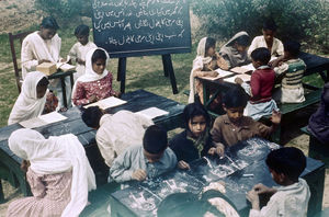 Fra en skole med udendørs undervisning i den nordvestlige grænseprovins (NWFP), Pakistan