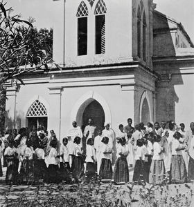 Boarding school girls on their way to church. Siloam, Tirukoilur, South India. Used in: Dansk M