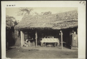 Miss. Ramseyer u. Frau beim Abendessen in ihrer provisorischen Wohnung in Kimase. Goldküste. 1897