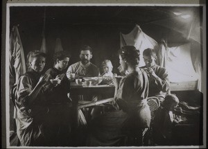 Beim chines. Essen auf dem Boot. Missionar Sikemeier, Frau Maurer, Dr. Vortisch