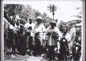 Candidates for baptism in Ngana with the missionary Zürcher