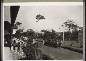 Die Schüler singen vor d. Wohnhaus i. Agogo