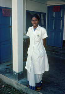 Diasserie 1980-85: "Der er håb for de spedalske", Nr. 34 - Men missionærer kan ikke gøre arbejdet alene. Derfor ansætter man også lokale ved hospitalet. Det er selvfølgelig til meget forskelligt arbejde. Her ser vi en lokal sygeplejerske
