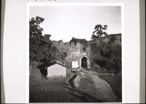 West gate and town wall in Fopin