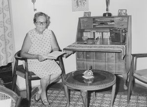 West Bengal, Nordindien. Missionær Ellen Laursen i sit hjem, Narainpur, 1978. (Ellen Laursen var leder af Narainpur Pigekostskole, 1951-75. Boede fortsat her indtil 1981. Hun døde året efter i Danmark)