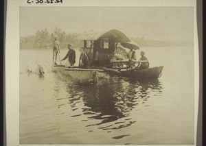 Ochsenwagen auf der Fähre in Udyawara. Ochsen schwimmen nebenher. (Udapi)