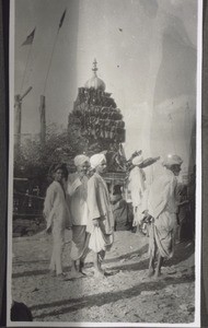 Götzenwagen und Umzug beim Shiva-Rätri-Fest