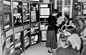 Fælles YM-udstilling i Fredrikstad, Norge, 1988. DMS samarbejder med de lokale kirker i ni forskellige lande i verden. DMS missionærer arbejder som præster, sygeplejesker, lærere og læger. Stående: Børne- og ungdomssekretær, Anne Margrethe Roesen Nielsen