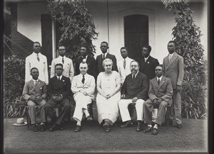 Die Lehrer der Senior`s Senior School Kumase 1931. Direktor Hartenstein, I. u. M