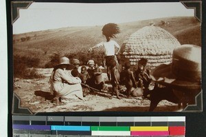 Visit in a zulu hut, Ungoye, South Africa, (s.d.)